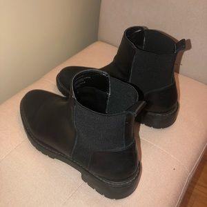 STEVE MADDEN GLIDING CHELSEA BOOT ~ 8.5